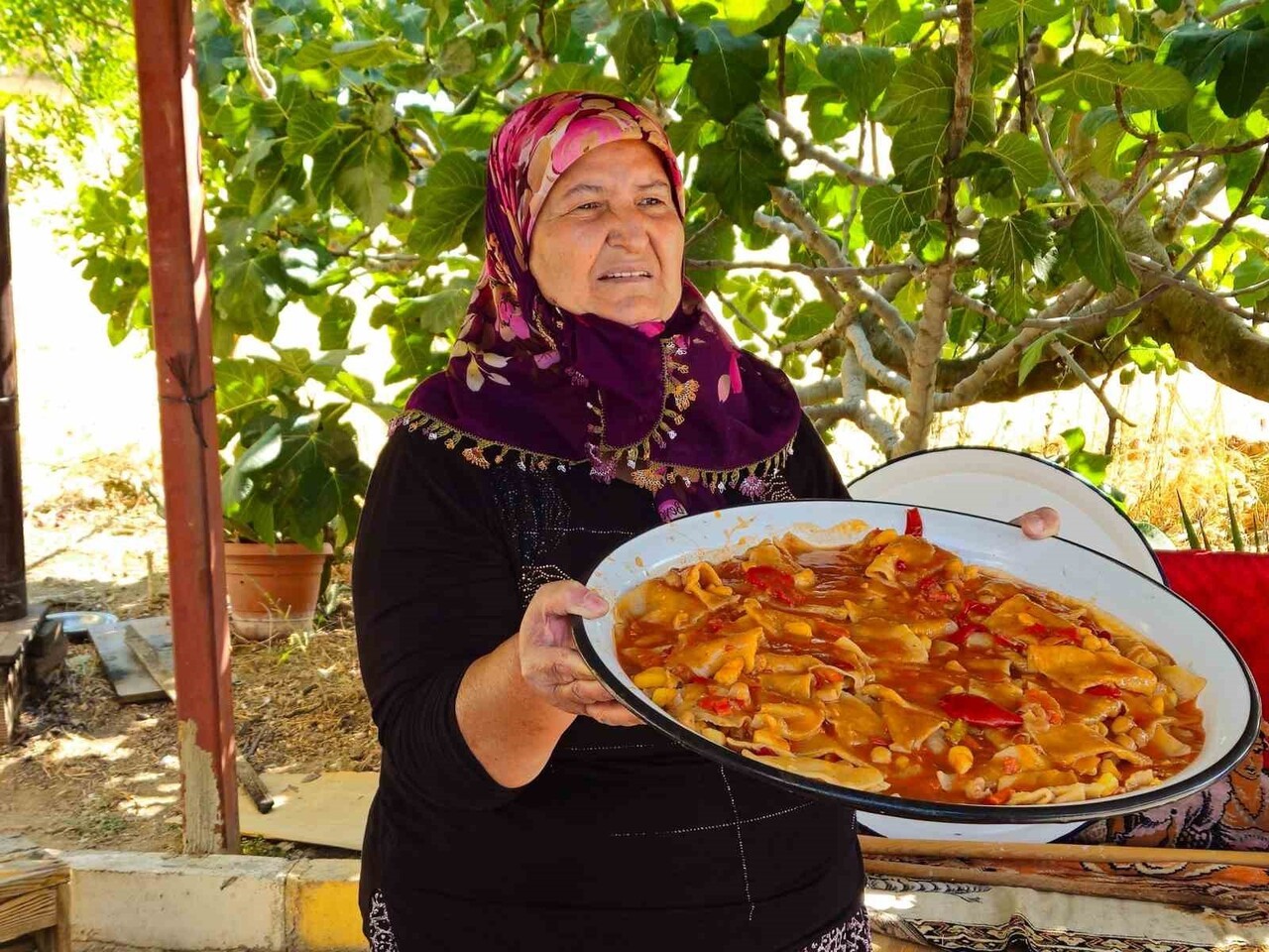 SINDIRGI'DA İMECE KÜLTÜRÜNÜN EN LEZZETLİ ÖRNEKLERİNDEN BİRİ OLAN TARHANA BEZDİRMESİ YAPIMI İÇİN...