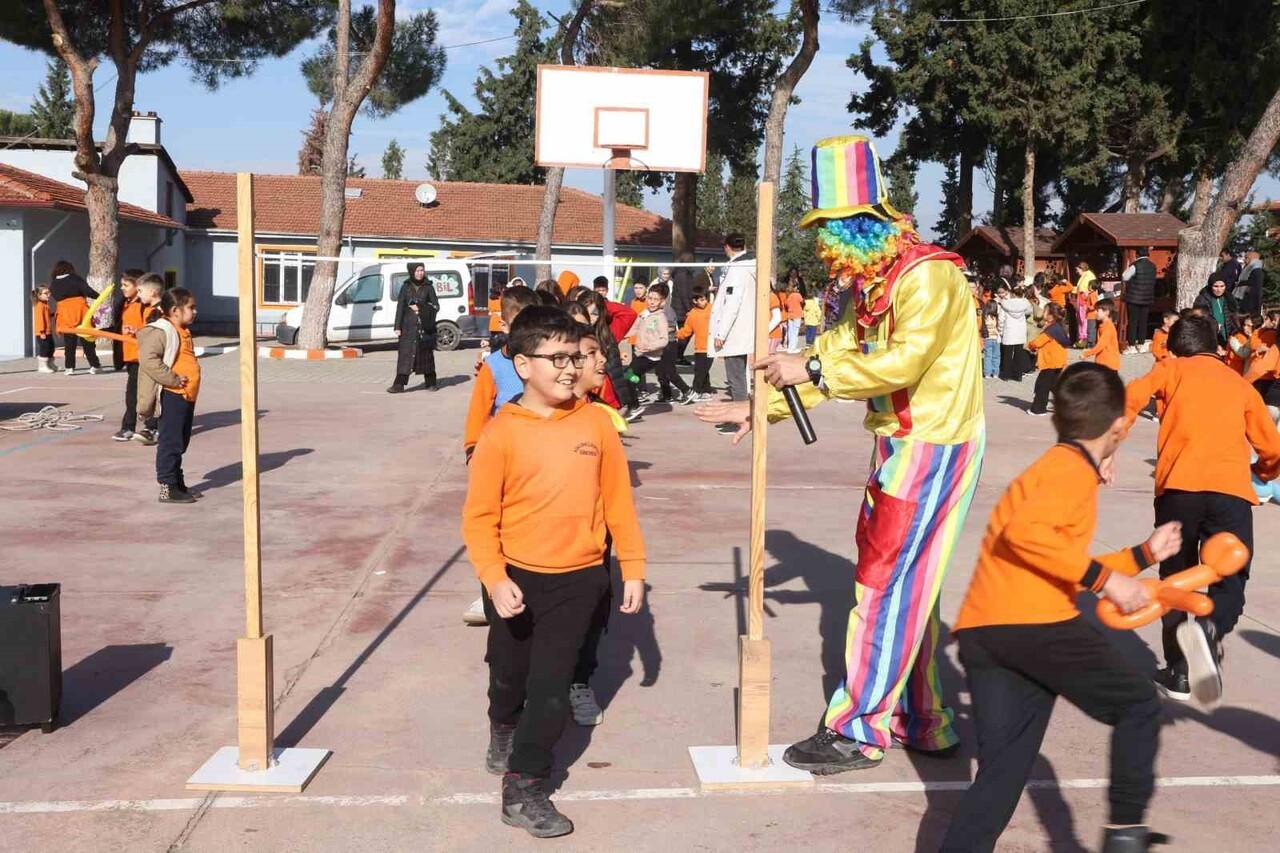 SINDIRGI İLÇESİNDE, DEPREM SONRASI PSİKOLOJİK OLARAK ETKİLENEN ÖĞRENCİLERE DESTEK OLMAK AMACIYLA...