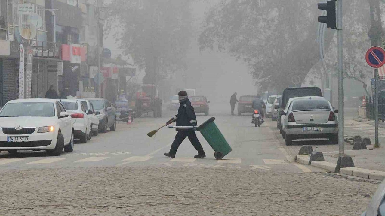 SINDIRGI İLÇESİNDE GECE ETKİLİ OLMAYA BAŞLAYAN SİS, SABAH SAATLERİNDE YOĞUNLUĞUNU ARTIRDI