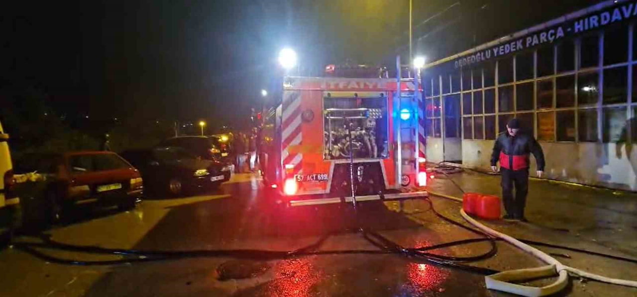 SİNOP'TA BİR OTOMOBİLDE ÇIKAN YANGIN, BİTİŞİĞİNDEKİ İŞ YERİNE SIÇRADI. İTFAİYE EKİPLERİNİN...