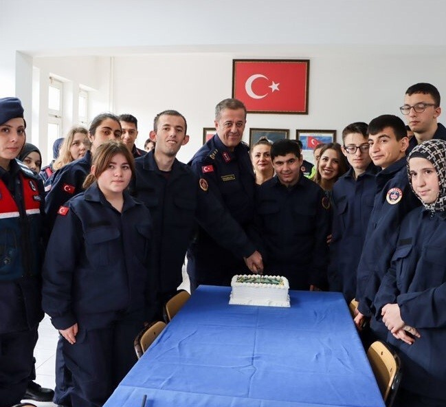 SİNOP'TA ÖĞRENİM GÖREN ÖZEL ÇOCUKLAR SİNOP İL JANDARMA KOMUTANLIĞI’NDA AĞIRLANDI.