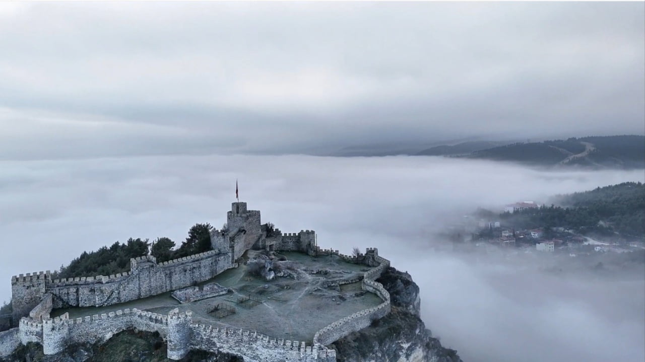 SİNOP'UN BOYABAT İLÇESİNDE TARİHİ BOYABAT KALESİ’NİN ADETA SİS ARDINA GİZLENMİŞ HALİ MUHTEŞEM BİR...