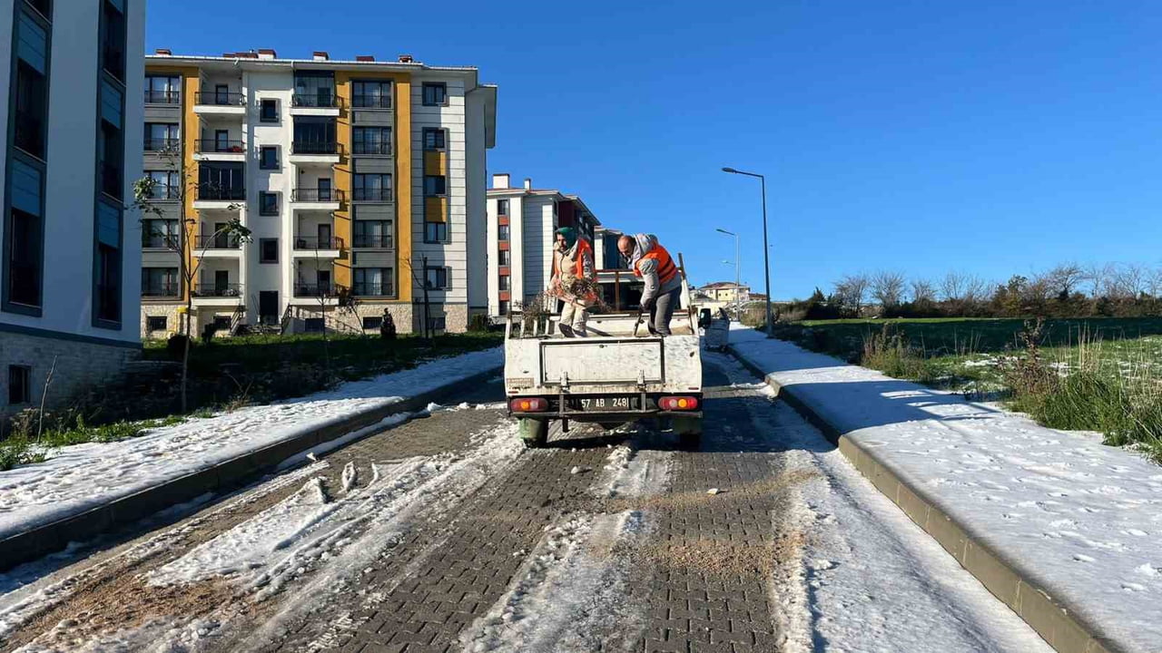 SİNOP BELEDİYESİ EKİPLERİ KENT GENELİNDE ETKİSİNİ GÖSTEREN KAR YAĞIŞI ARDINDAN TUZLAMA ÇALIŞMALARI...