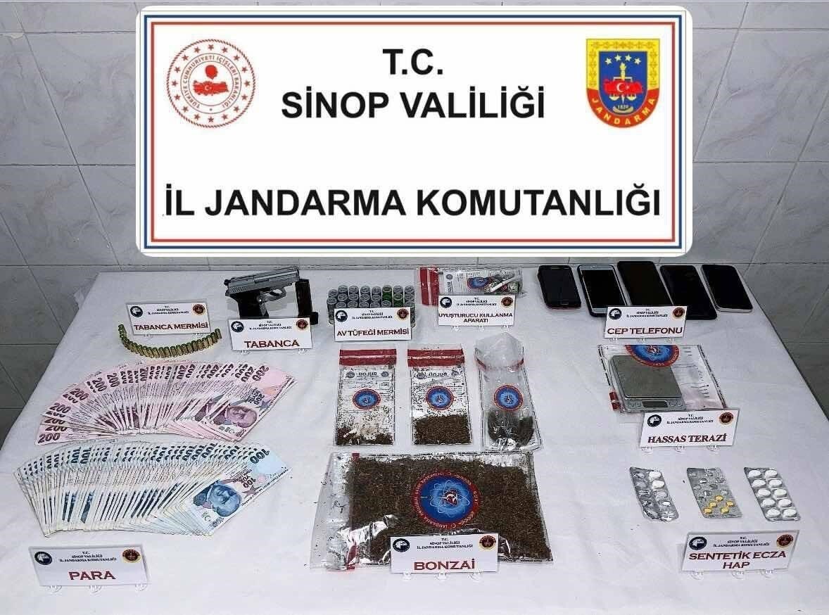 SİNOP İL JANDARMA KOMUTANLIĞI, DURAĞAN İLÇESİNDE DÜZENLEDİĞİ UYUŞTURUCU OPERASYONUNDA ÖNEMLİ...