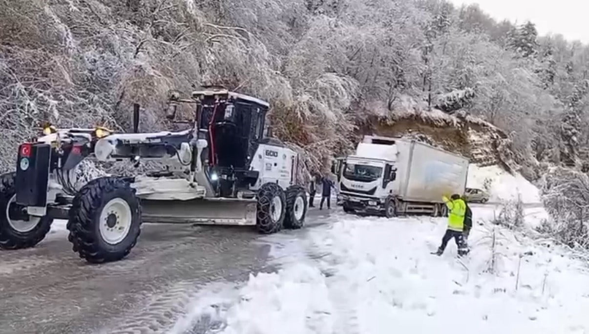 SİNOP’TA ETKİLİ OLAN YOĞUN KAR YAĞIŞI SONUCU 34 KÖY YOLU ULAŞIMA KAPANDI.