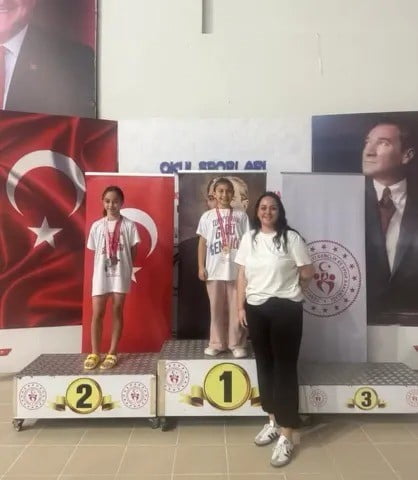 SİNOP’TA MİNİK YÜZÜCÜLER KIYASIYA YARIŞTI.