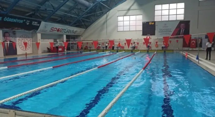 SİNOP’TA MİNİK YÜZÜCÜLER KIYASIYA YARIŞTI.