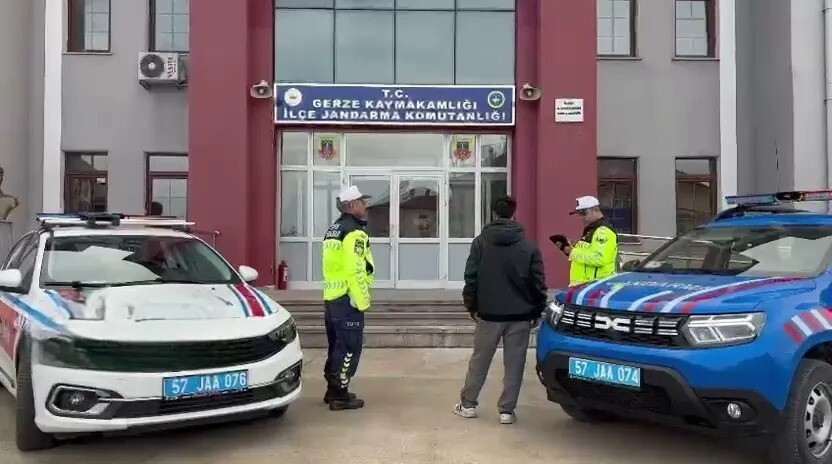 SİNOP’TA TRAFİK GÜVENLİĞİNİ HİÇE SAYARAK TEHLİKELİ HAREKETLERDE BULUNAN İKİ SÜRÜCÜ, PAYLAŞTIKLARI...