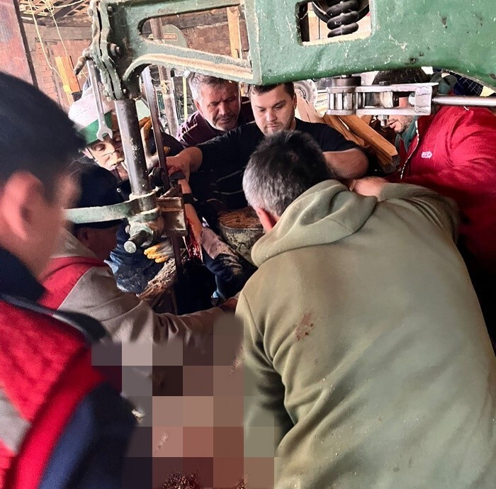 SİNOP’UN BOYABAT İLÇESİNDE MEYDANA GELEN İŞ KAZASINDA, BİR ATÖLYEDE ÇALIŞAN İŞÇİ HIZLA DÖNEN HIZAR...