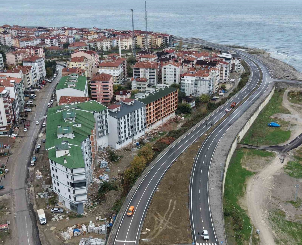 SİNOP’UN TÜRKELİ İLÇESİNDE YAPIMI TAMAMLANAN SAHİL YOLUNUN ULAŞIMA AÇILDIĞI AÇIKLANDI.