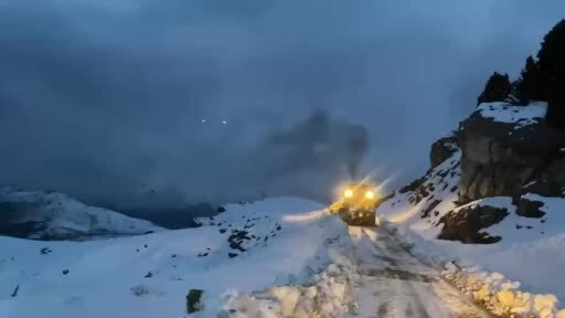 Şırnak'ta kar esareti: Kapalı yolların açılması için çalışmalar sürüyor