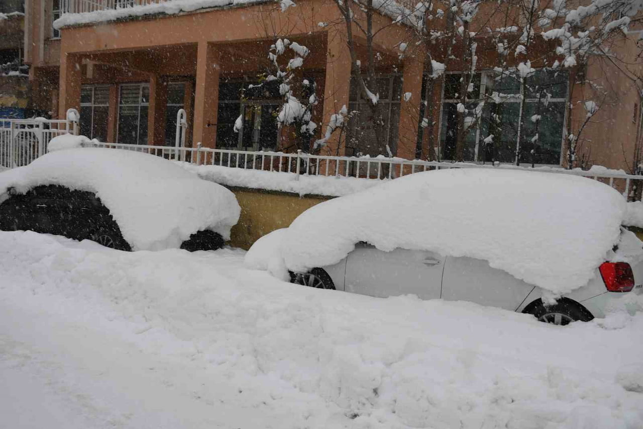 ŞIRNAK'TA KAR YAĞIŞI ETKİSİNİ SÜRDÜRÜYOR. 1 METRE KAR YAĞDI ARAÇLAR KARDA KAYBOLDU.