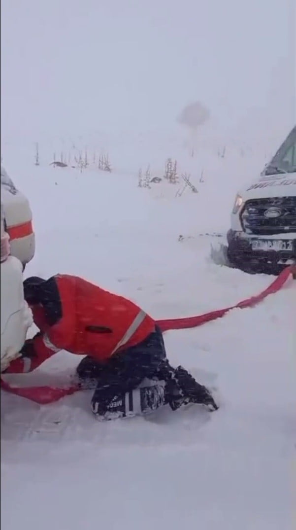 ŞIRNAK'TA RAHATSIZLANAN 2 YAŞINDAKİ ÇOCUK, UMKE EKİPLERİNİN KARLI YOLLARDAKİ ZORLU MÜCADELENİN...