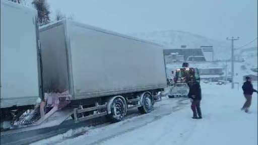 Şırnak'ta yolda kalanların imdadına belediye ekipleri yetişti