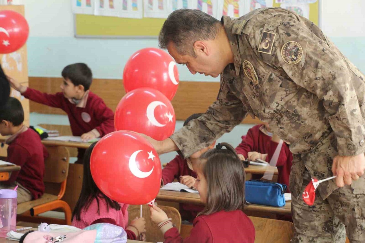 ŞIRNAK İL EMNİYET MÜDÜRÜ VOLKAN SAZAK, ŞEHİT ŞAFAK EVRAN İLKOKULU’NDA ÖĞRENCİLERİNE SÜRPRİZ...