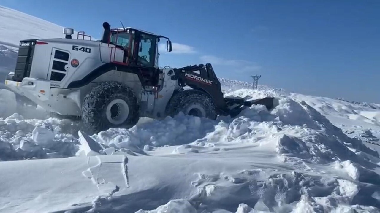 ŞIRNAK’IN BEYTÜŞŞEBAP İLÇESİNDE KAR YAĞIŞI SONRASI TİPİYLE BERABER BİR ÇOK KÖY YOLU ULAŞIMA...