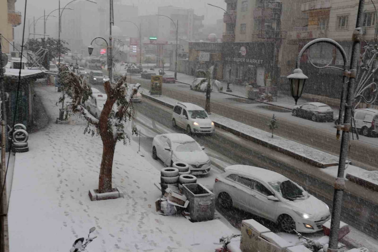 ŞIRNAK’IN CİZRE İLÇESİNDE ALTI YIL ARADAN SONRA YAĞAN KAR, HAVA VE KARA ULAŞIMINI FELÇ...