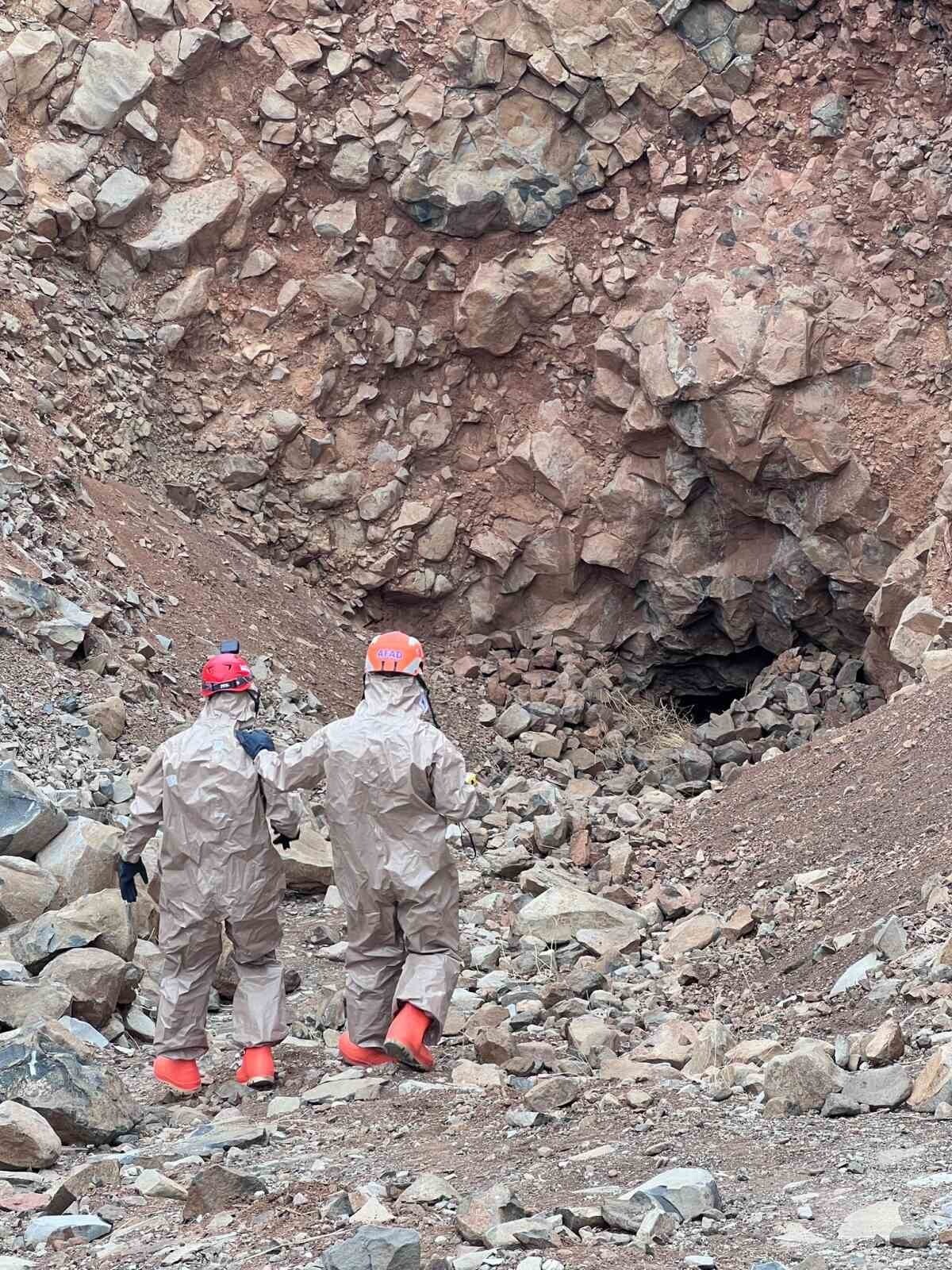 ŞIRNAK’IN CİZRE İLÇESİNE BAĞLI DÜZOVA KÖYÜNDE, DEFİNE ARANDIĞI DEĞERLENDİRİLEN MAĞARADA BİR...