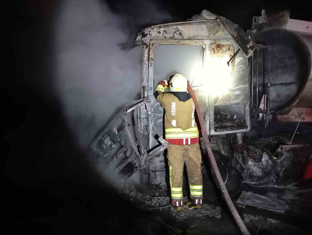 ŞIRNAK’IN İDİL İLÇESİNDE SEYİR HALİNDEKİ TIR ALEVLERE TESLİM OLDU. İTFAİYE EKİPLERİ TARAFINDAN...