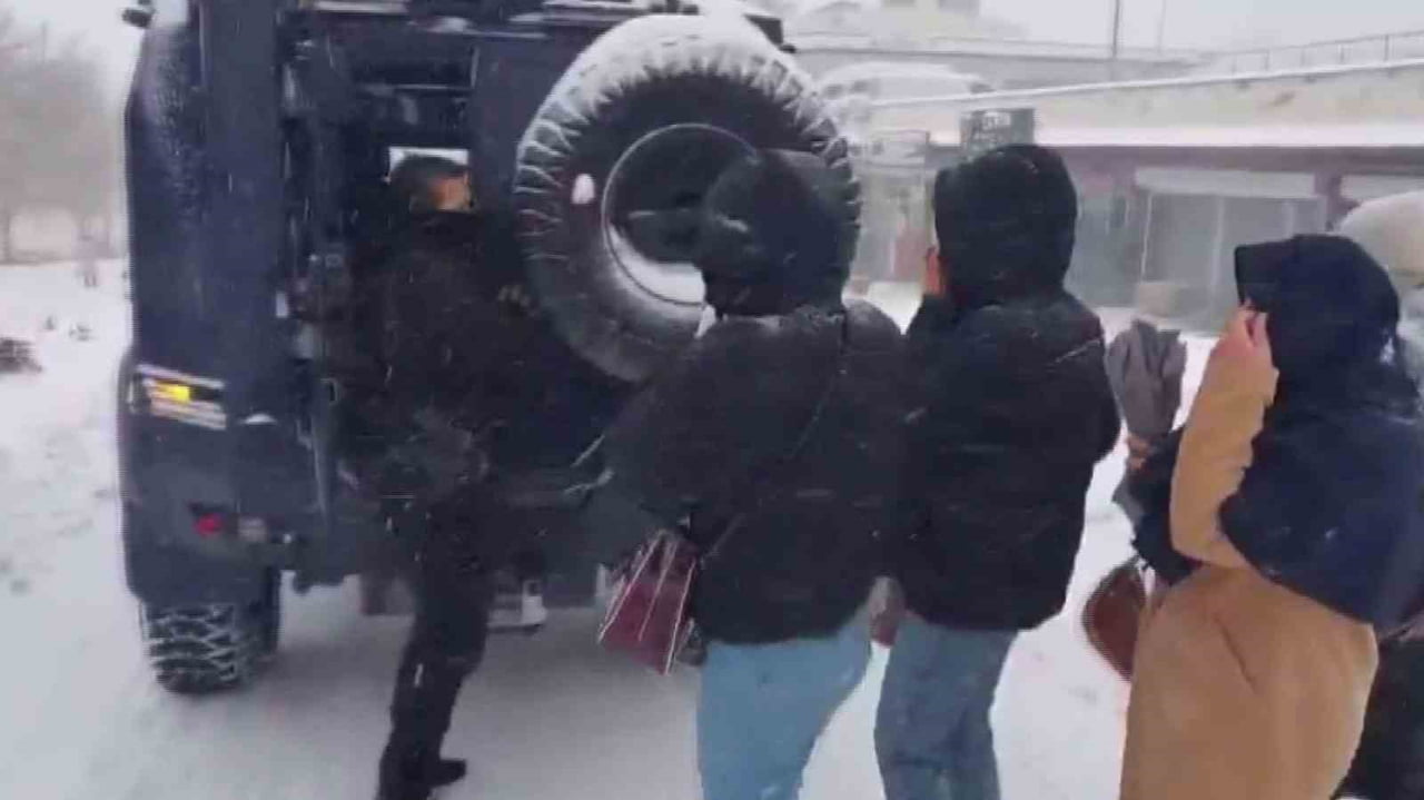 ŞIRNAK’TA ETKİLİ OLAN YOĞUN KAR YAĞIŞI HAYATI OLUMSUZ ETKİLERKEN, POLİS EKİPLERİ ZORLU KIŞ...