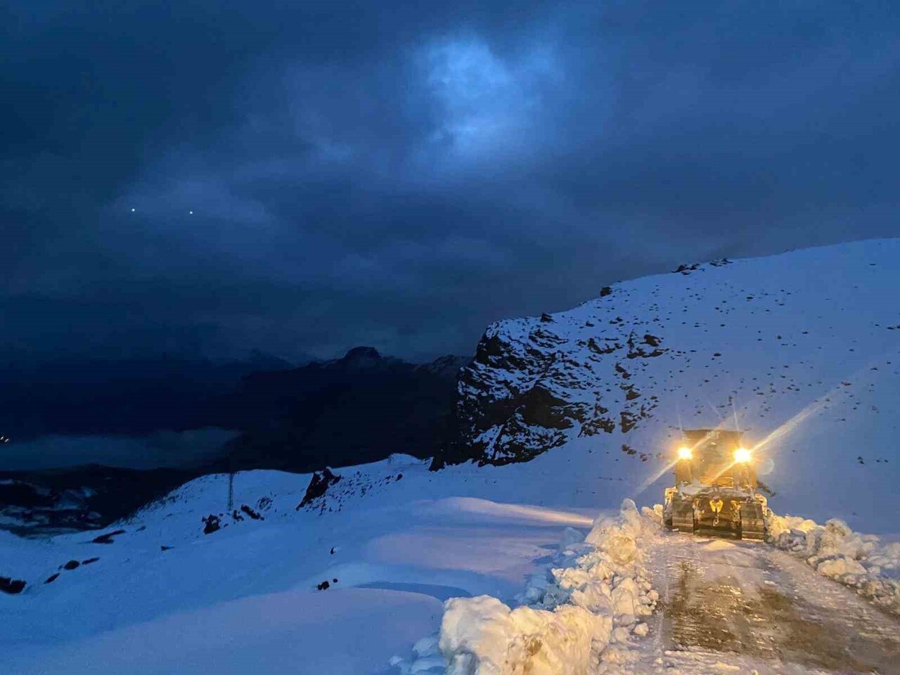 ŞIRNAK’TA KAR KALINLIĞI 1 METREYİ GEÇTİ. 3 BİN RAKIMLI BÖLGELERİN YOLLARI DOZERLERLE AÇILIYOR....