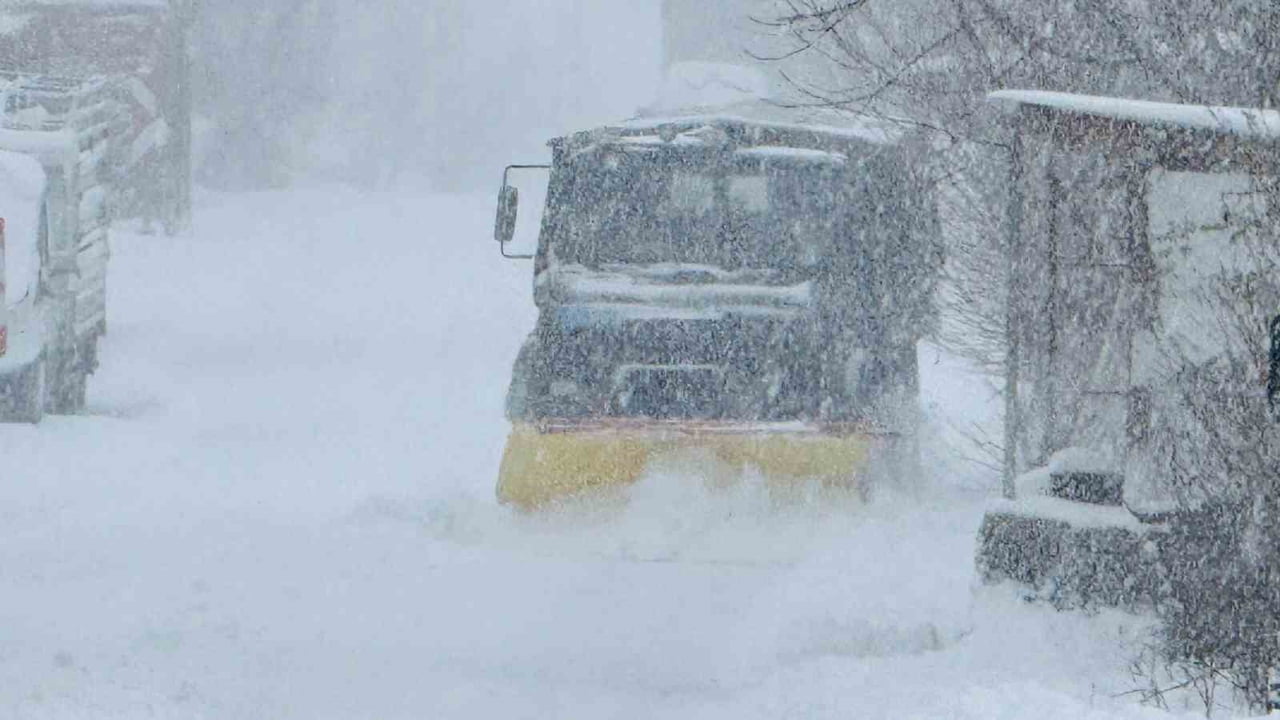 ŞIRNAK’TA KAR YAĞIŞI SONRASI KAPANAN YOLLARI MEHMETÇİK AÇTI. ASKERİ ARAÇLA SINIRDAKİ KÖYLERİN...
