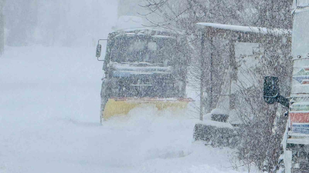 ŞIRNAK’TA KAR YAĞIŞI SONRASI KAPANAN YOLLARI MEHMETÇİK AÇTI. ASKERİ ARAÇLA SINIRDAKİ KÖYLERİN...