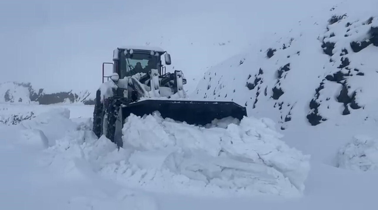 ŞIRNAK’TA KAR YARIM METREYİ GEÇTİ. EKİPLERİN KARLA MÜCADELE ÇALIŞMALARI GÜNLERDİR DEVAM EDİYOR....