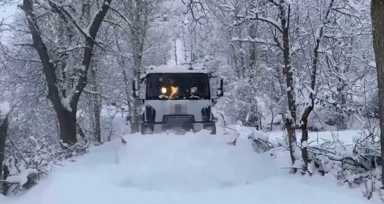 ŞIRNAK’TA KAR YOLLARI KAPATTI. HAYAT DURMA NOKTASINA GELDİ. EKİPLER KARLA MÜCADELEYE BAŞLADI.
