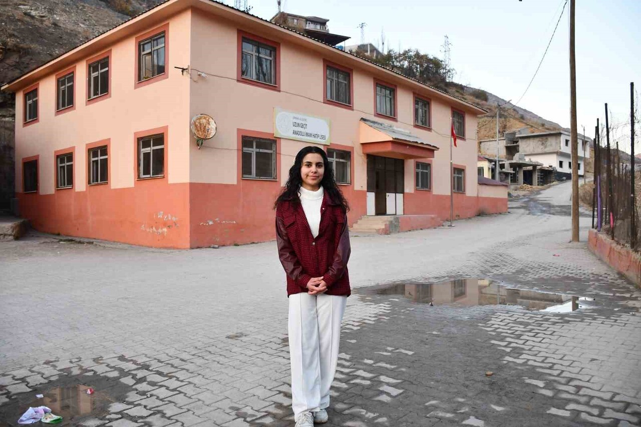 ŞIRNAK’TA ÖĞRETMEN VE ÖĞRENCİLER ANLAMLI BİR PROJE HAYATA GEÇİRDİ. TARİHİ TAŞ EVLER VE YIKILMIŞ...