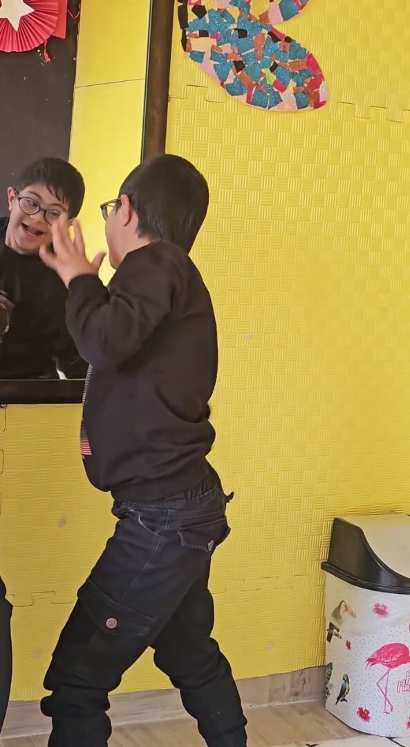 ŞIRNAK’TA ÖZEL REHABİLİTASYON MERKEZİNDE EĞİTİM GÖREN DOWN SENDROMLU KÜÇÜK DEVRAN BARTAN, NEŞESİ...