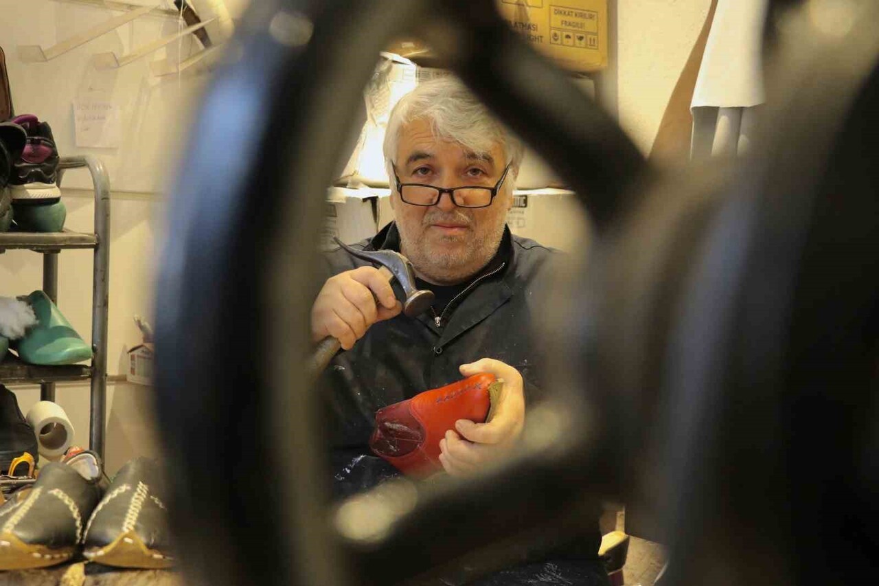 SİVAS'TA 38 YILDIR YEMENİ ÜRETEN ZAFER KITLIK, YOK OLMAYA YÜZ TUTAN GELENEKSEL AYAKKABI KÜLTÜRÜNÜ...