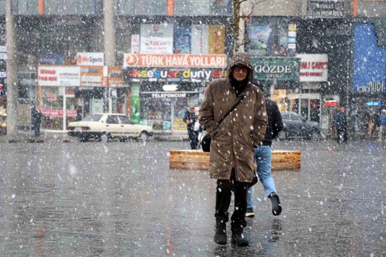 SİVAS'TA SABAH SAATLERİNDE ETİLİ OLAN YAĞMUR, YERİNİ KAR YAĞIŞINA BIRAKTI.