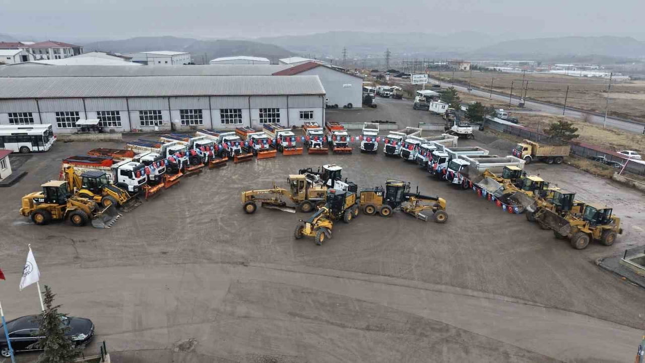 SİVAS BELEDİYESİ, KIŞ AYLARINDA ULAŞIMIN AKSAMAMASI VE VATANDAŞLARIN GÜVENLİ SEYAHAT EDEBİLMESİ...