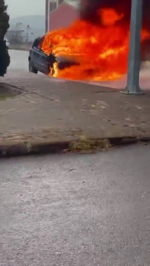 SİVAS’TA BİR ARACIN MOTOR KISMINDAN ÇIKAN YANGIN, ARACI ADETA ALEV TOPUNA ÇEVİRDİ. YANGINDA ARAÇ...