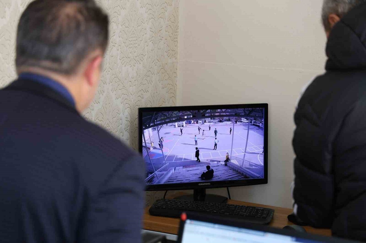 SİVAS’TA BİR ORTAOKUL ÖĞRENCİSİNİN NEFES BORUSUNA MANDALİNA KAÇTI. ÖĞRETMENİNİN YANINA KOŞAN...