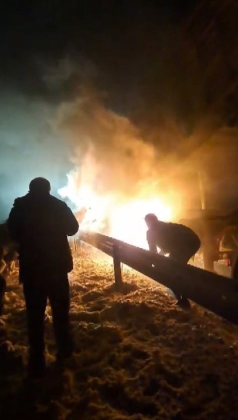 SİVAS’TA BİR TIRIN YAKIT DEPOSUNDA BAŞLAYAN YANGIN PANİĞE NEDEN OLDU. ALEVLERE MÜDAHALE ETMEK...