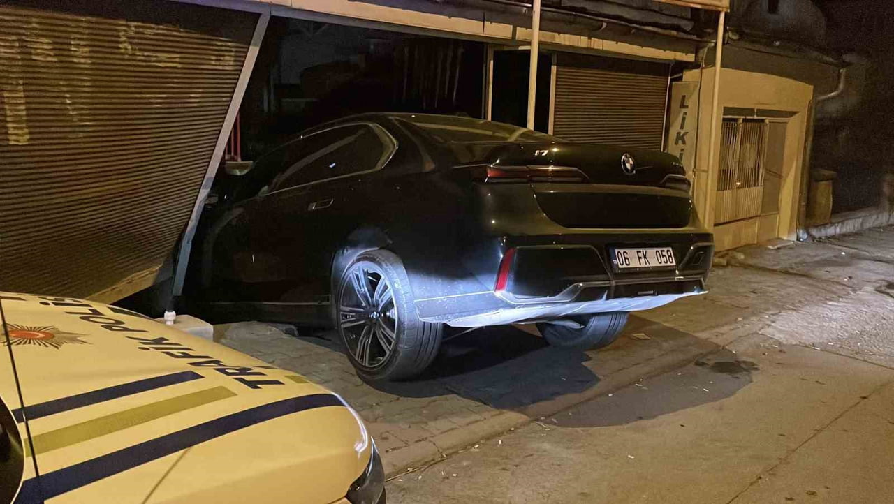 SİVAS’TA KADIN SÜRÜCÜNÜN FREN YERİNE GAZA BASTIĞI İDDİA EDİLEN OTOMOBİL, PARK HALİNDEKİ ARACA...