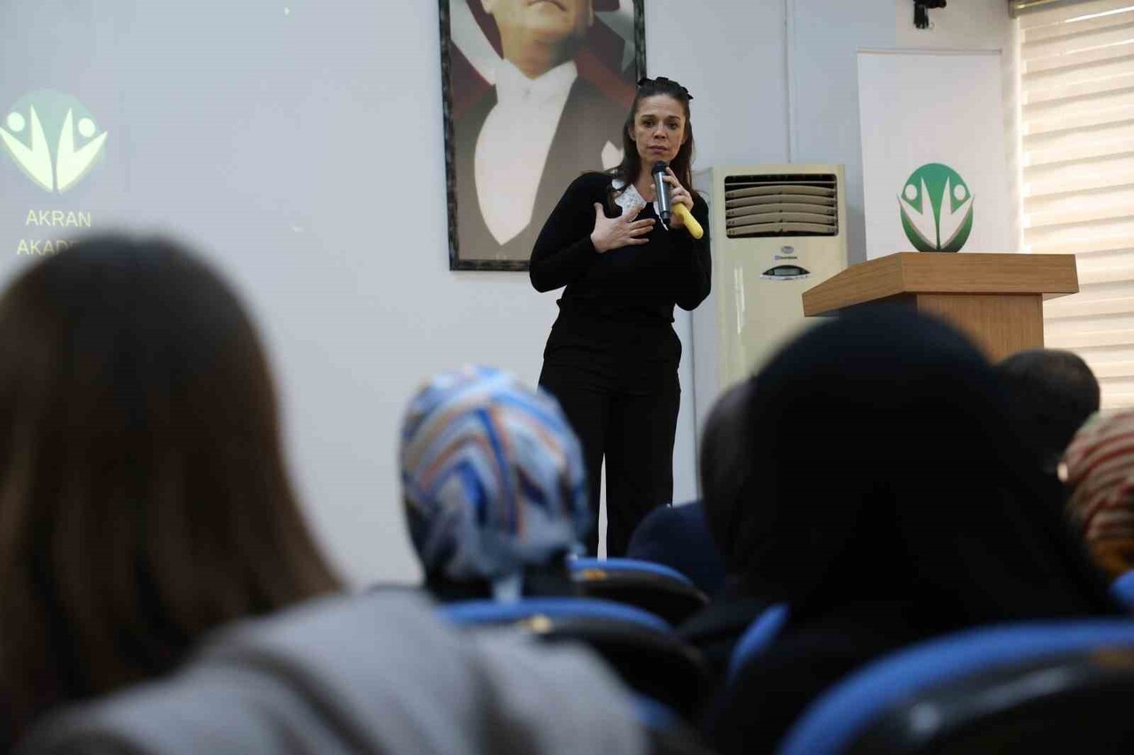 SİVAS’TA OTİZME DİKKAT ÇEKMEK AMACIYLA ‘NORMALİ REDDET’ KONULU SÖYLEŞİ GERÇEKLEŞTİRİLDİ. SÖYLEŞİYE...