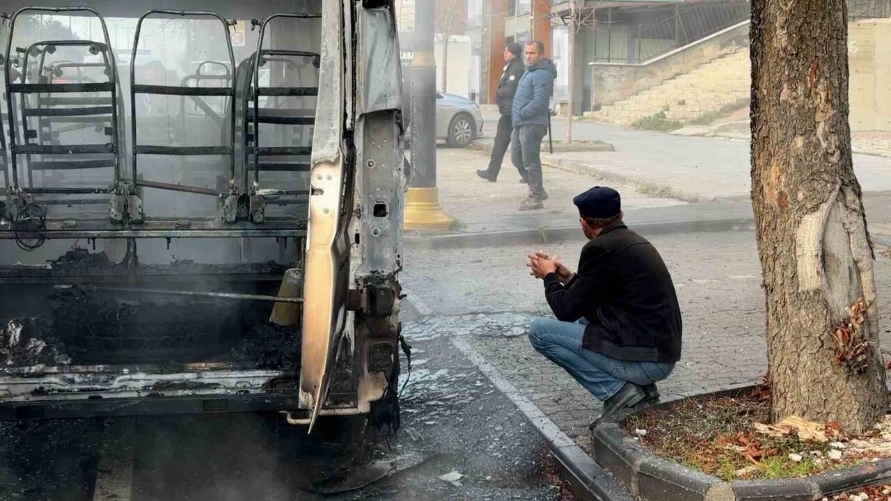 SİVAS’TA PARK HALİNDE BULUNAN BİR SERVİS MİNİBÜSÜ HENÜZ BİLİNMEYEN BİR NEDENLE ALEV ALDI. İÇİNDE...