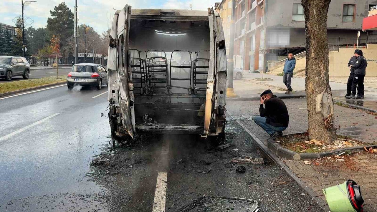 SİVAS’TA PARK HALİNDE BULUNAN BİR SERVİS MİNİBÜSÜ HENÜZ BİLİNMEYEN BİR NEDENLE ALEV ALDI. İÇİNDE...