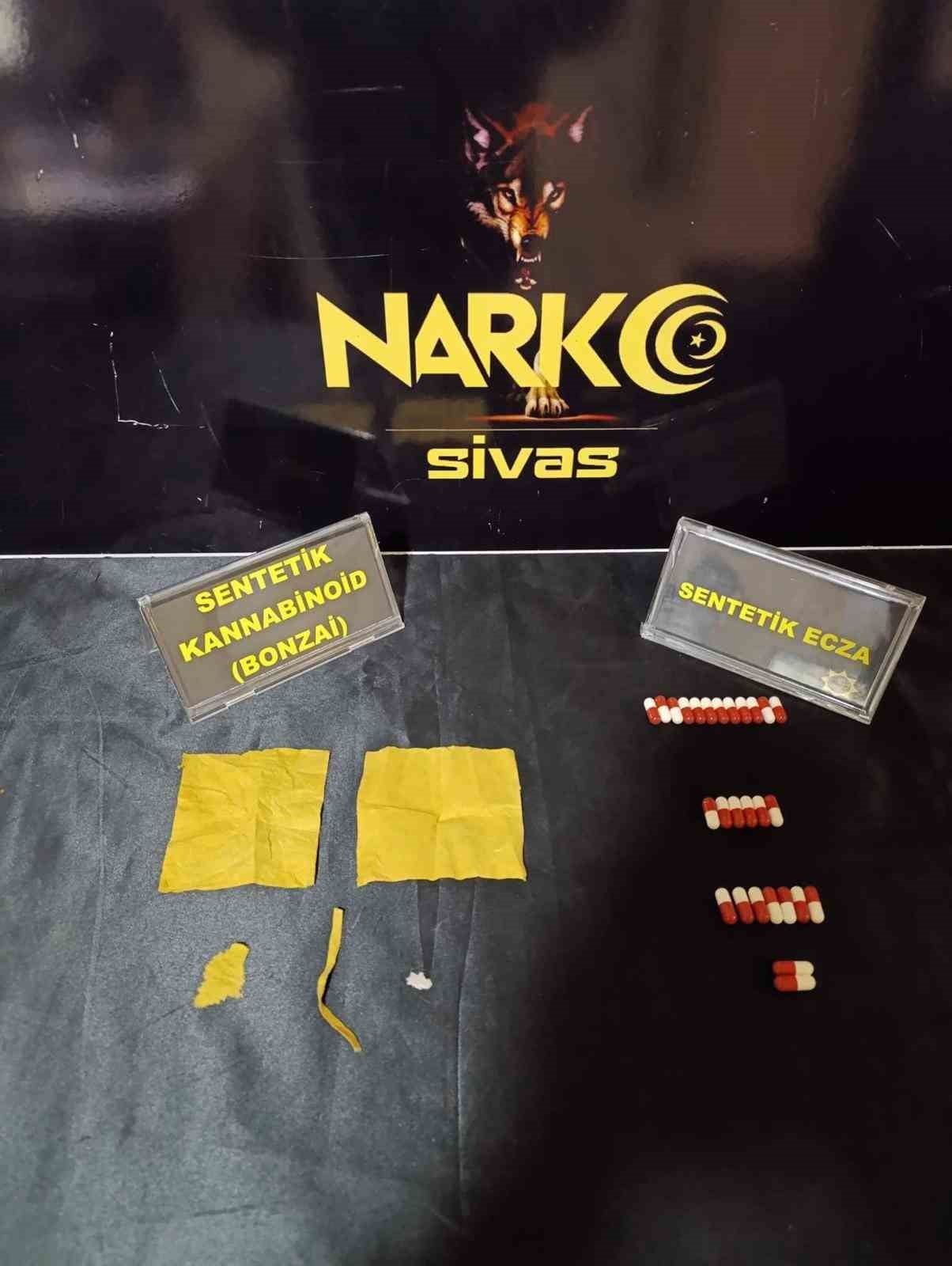 SİVAS’TA POLİS EKİPLERİNCE YAKALANAN 8 ŞAHSIN EV VE İŞ YERLERİNDE YAPILAN ARAMALARDA UYUŞTURUCU...
