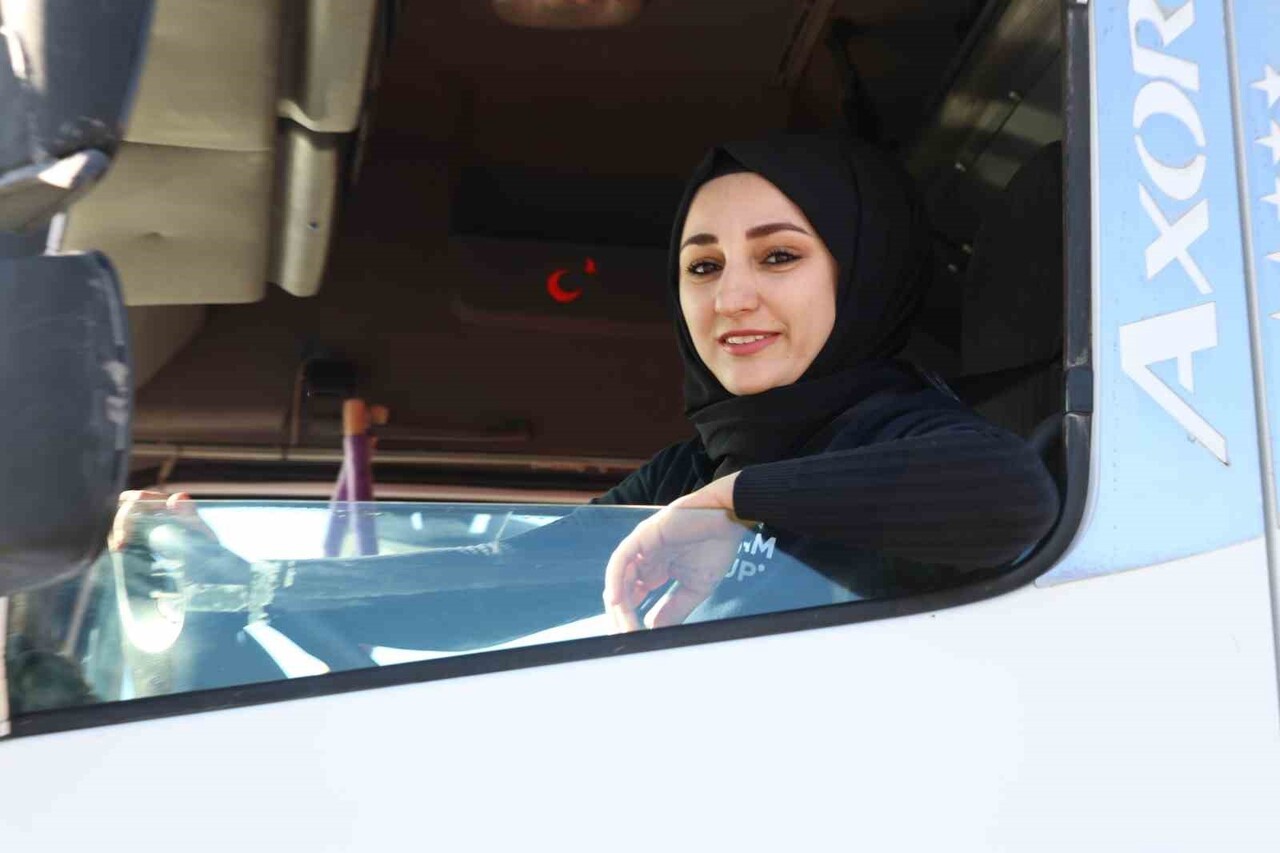 SİVAS’TA YAŞAYAN RABİA DEMİR, ÇOCUKLUK HAYALİ OLAN TIR ŞOFÖRLÜĞÜNÜ GERÇEKLEŞTİREREK, KENTİN İLK...