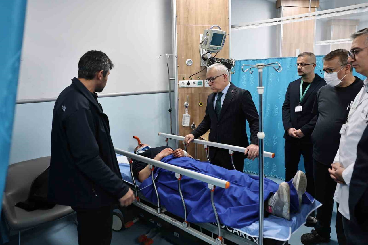 SİVAS VALİSİ YILMAZ ŞİMŞEK, SABAH SAATLERİNDE MERKEZE BAĞLI ALAHACI  KÖYÜ YAKINLARINDA MEYDANA...