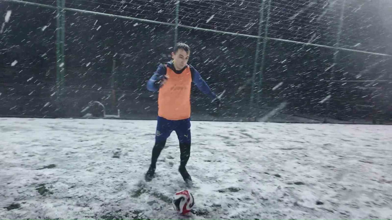 SOĞUK HAVAYA VE KAR YAĞIŞINA RAĞMEN MALTEPE’DE HALI SAHA MAÇI YAPAN BİR GRUP FUTBOLSEVER...