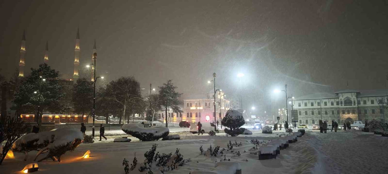 SOĞUK VE KARIN EN ÇOK YAKIŞTIĞI ŞEHİRLERDEN SİVAS’TA YAĞAN KARLA BİRLİKTE TARİHİ KENT MEYDANI’NDA...