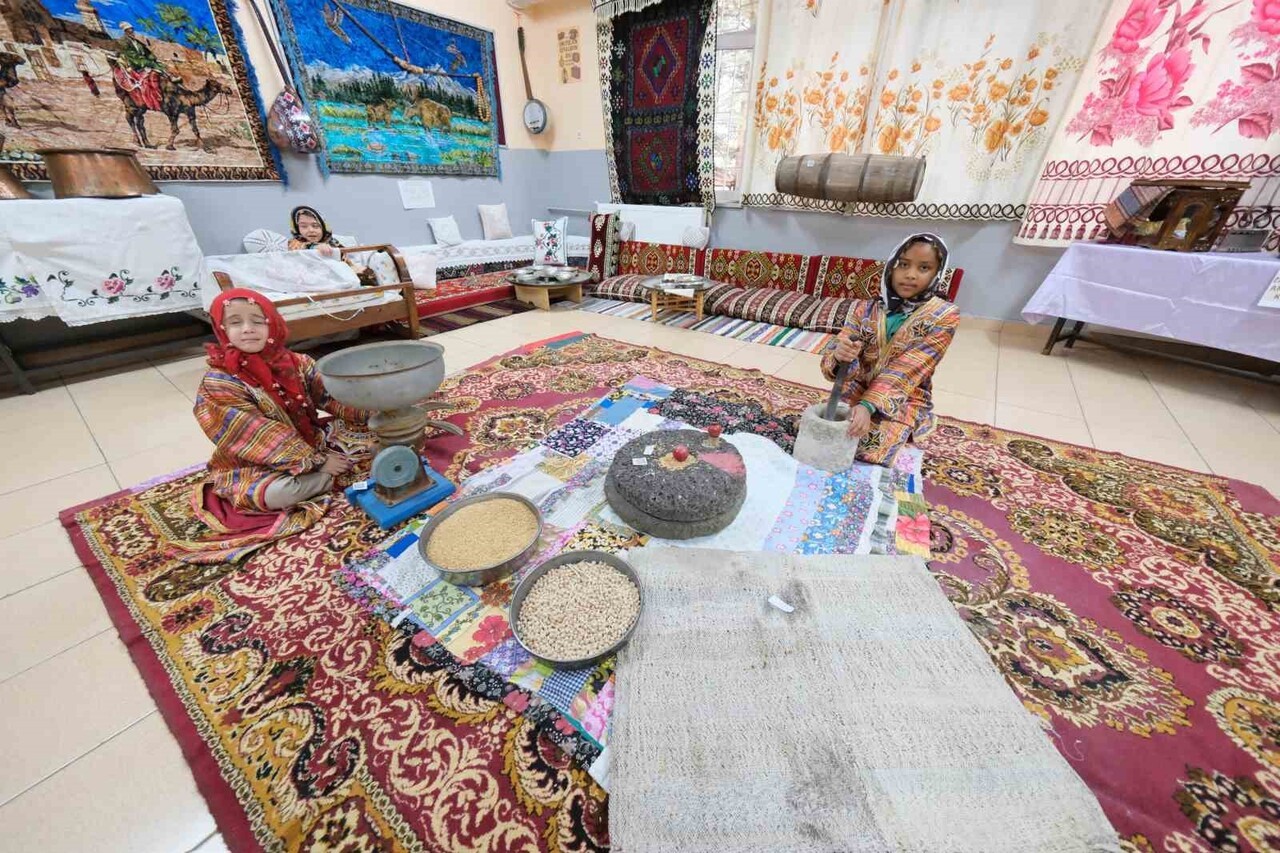 SUÇATI ORTAOKULU’NDA AÇILAN SERGİDE 100 YILLIK EŞYALAR VE KÜLTÜREL YAŞAM İZLERİ ZİYARETÇİLERİ...