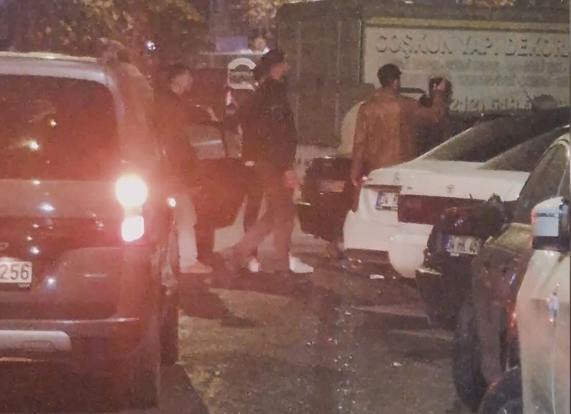 SULTANGAZİ'DE ALKOLLÜ OLDUĞU İDDİA EDİLEN BİR ŞAHIS İLE SÜRÜCÜ ARASINDA ÇIKAN TARTIŞMA AİLELERİN...