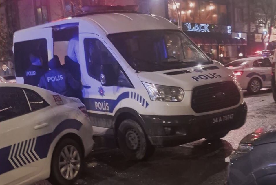 SULTANGAZİ'DE ALKOLLÜ OLDUĞU İDDİA EDİLEN BİR ŞAHIS İLE SÜRÜCÜ ARASINDA ÇIKAN TARTIŞMA AİLELERİN...