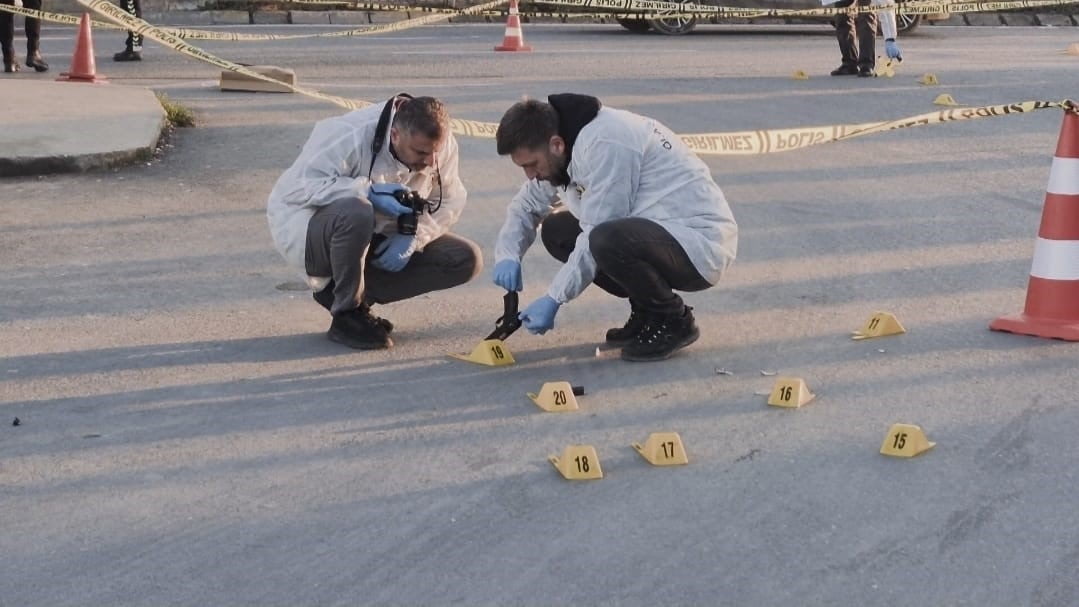 SULTANGAZİ'DE OTOBÜS BEKLEYEN BİR KIZ ÖĞRENCİYE SİLAHLI SALDIRI DÜZENLENDİ. SALDIRIDA OLAYLA...